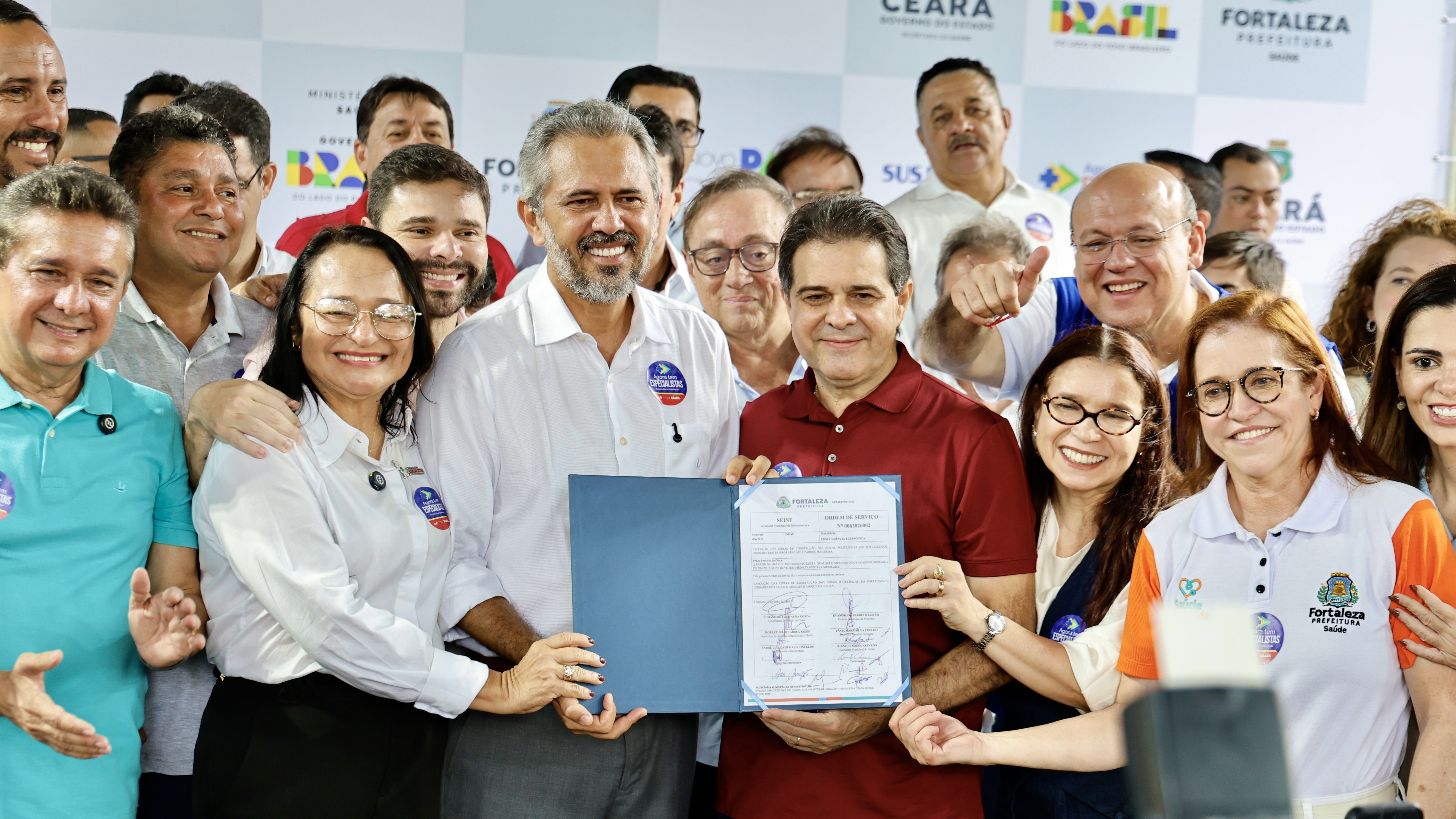 grupo de pessoas posa para a foto